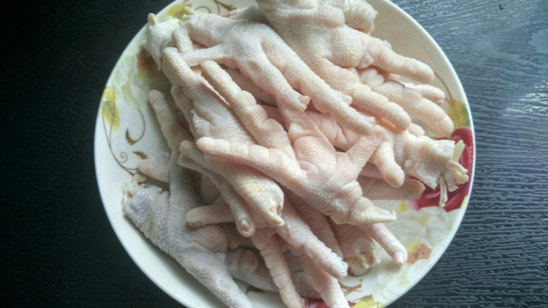 电饭锅 一锅卤,<a style='color:red;display:inline-block;' href='/shicai/ 89'>鸡爪</a>去爪子洗净。