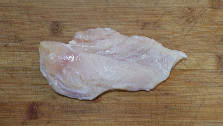胡萝卜核桃鸡肉卷,鸡胸脯洗净,撕去筋膜