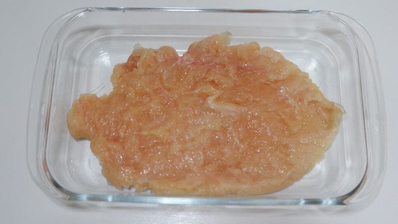胡萝卜核桃鸡肉卷,双面都抹上适量盐,腌制15分钟