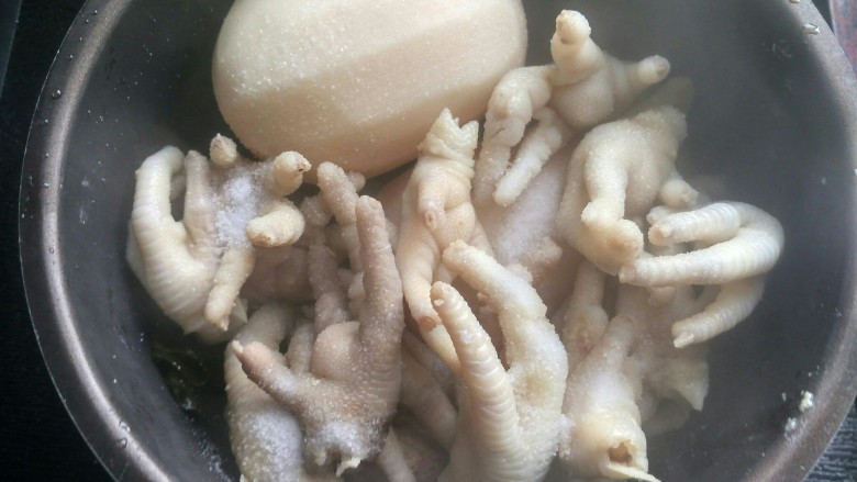 电饭锅 一锅卤,将所有食材放进内胆,放盐。