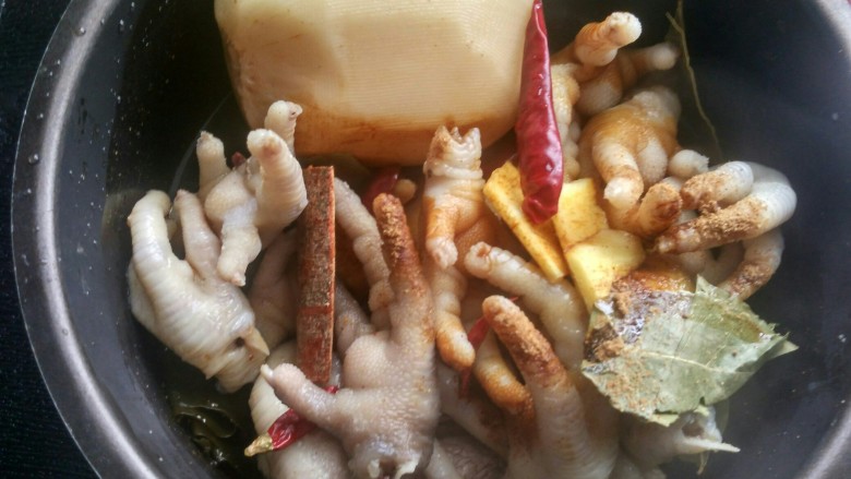 电饭锅 一锅卤,放适量清水,大约淹到食材的一半。