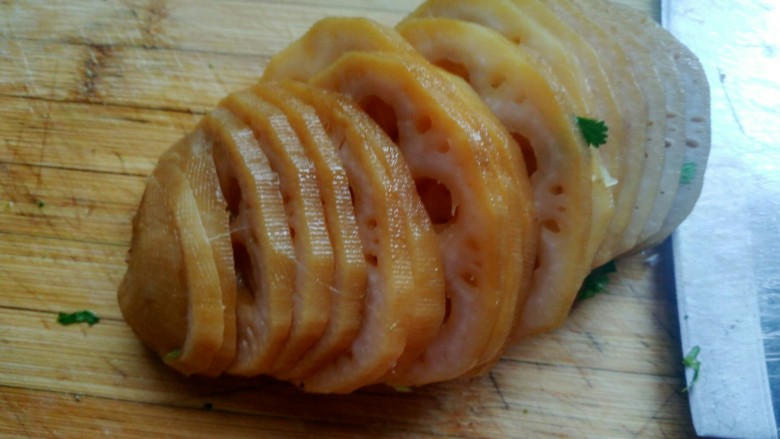 电饭锅 一锅卤,切藕。