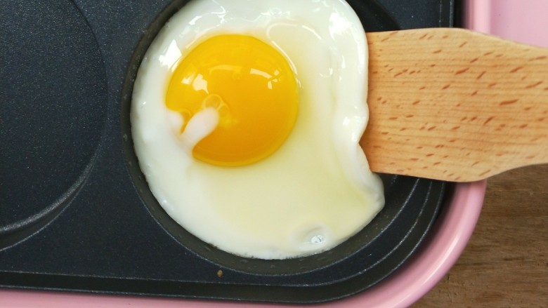 复刻街头美食~网厨第一个肉蛋堡,看底部凝固了,就可以用工具把鸡蛋慢慢铲起,用夹子也可以。