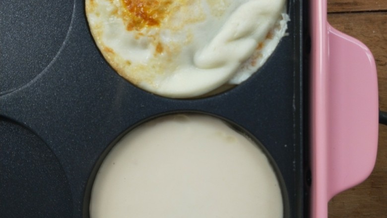 复刻街头美食~网厨第一个肉蛋堡,接着再给一个圆盘也倒适量面糊。