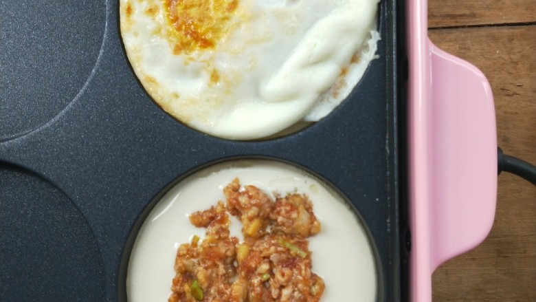 复刻街头美食~网厨第一个肉蛋堡,还是用筷子铺上一层肉馅。