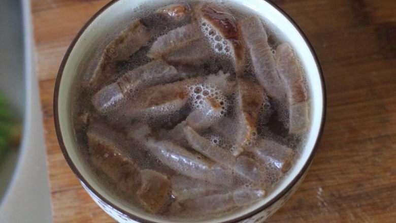 熏干炒腊肉,青蒜来帮忙,老抽可以选择性添加,我就加了几滴,取老抽的酱香味