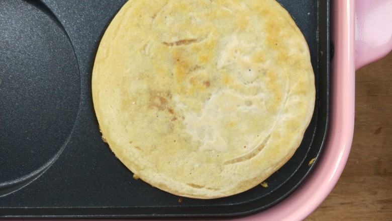 复刻街头美食~网厨第一个肉蛋堡,中火煎烤一会,坐等美味的肉蛋堡出锅吧。