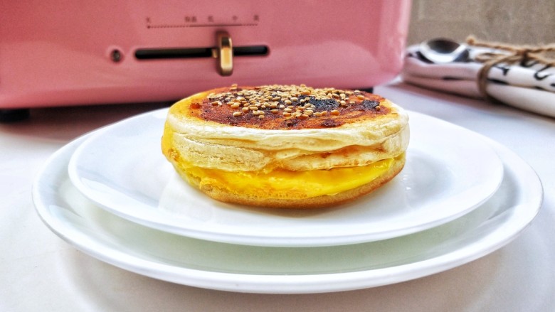 复刻街头美食~网厨第一个肉蛋堡,撒<a style='color:red;display:inline-block;' href='/shicai/ 666'>芝麻</a>。