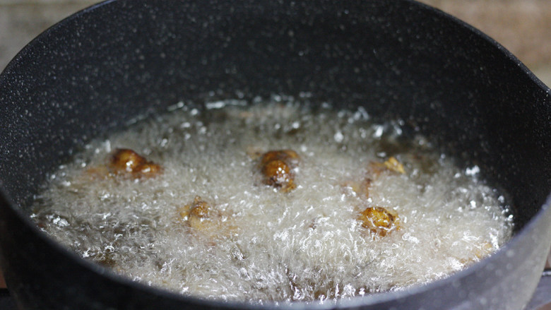 辣!辣!辣掉眉毛的干椒辣子鸡,鸡肉腌好后,取雪平锅倒油,油要多倒一点。大火加热至沸腾后放入鸡块炸至表皮变酥,捞出后控油备用。