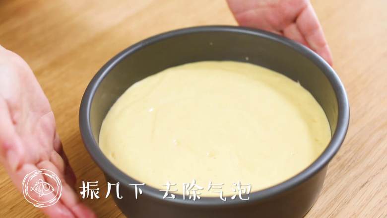 12m+宝宝蒸蛋糕(宝宝辅食),装好之后,振几下,去除气泡~
