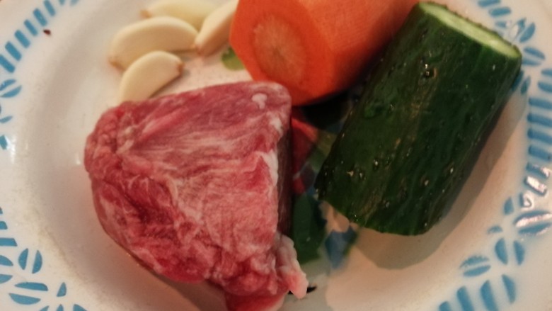 家常菜_什锦肉丝茄条,<a style='color:red;display:inline-block;' href='/shicai/ 414'>猪肉</a><a style='color:red;display:inline-block;' href='/shicai/ 54'>黄瓜</a><a style='color:red;display:inline-block;' href='/shicai/ 25'>胡萝卜</a>蒜备料