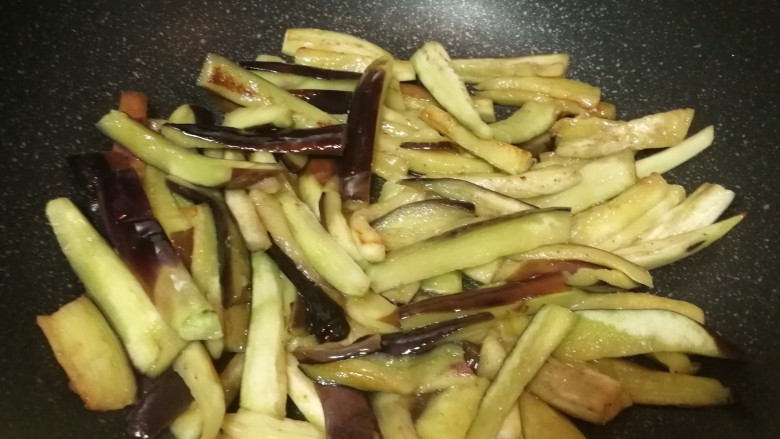 家常菜_什锦肉丝茄条,继续翻炒