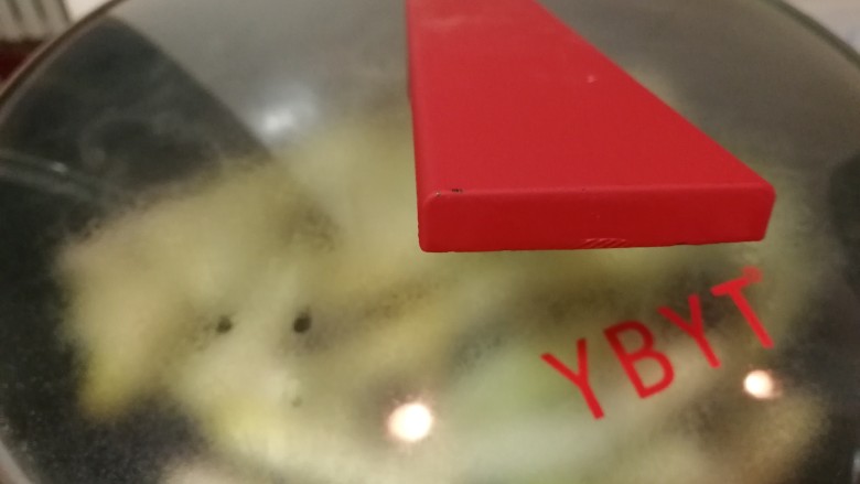 家常菜_什锦肉丝茄条,翻炒后盖锅盖焖一会(关小火约2分钟)