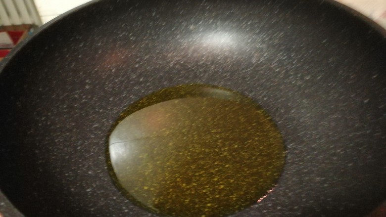 家常菜_什锦肉丝茄条,起油锅,油要多放点,是平时炒菜的两倍。