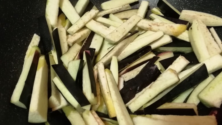 家常菜_什锦肉丝茄条,油热放入茄子条