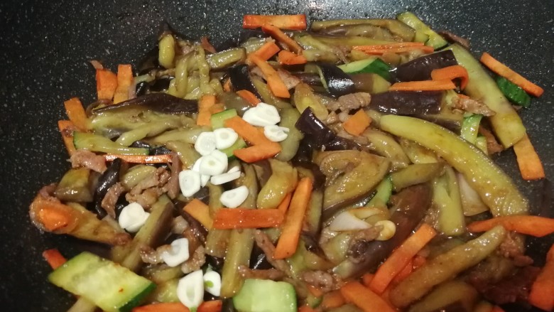 家常菜_什锦肉丝茄条,加蒜片翻炒出锅