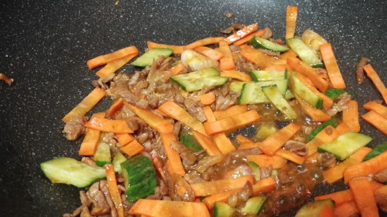家常菜_什锦肉丝茄条,加胡萝卜和黄瓜片翻炒