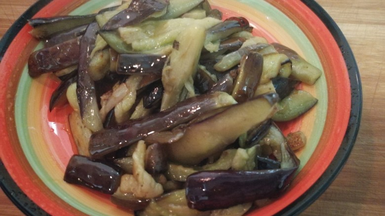 家常菜_什锦肉丝茄条,盛盘出锅备用