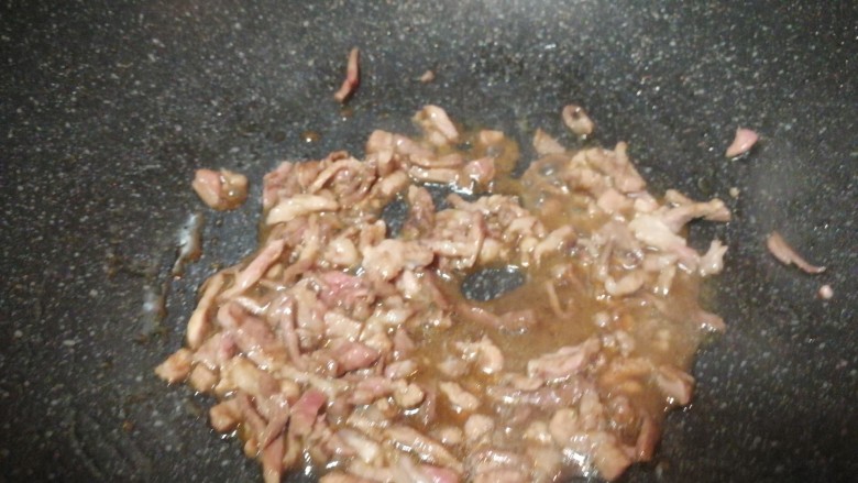 家常菜_什锦肉丝茄条,油热炒肉丝,加糖和花椒面翻炒。