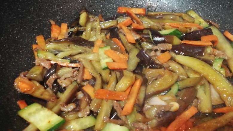 家常菜_什锦肉丝茄条,继续翻炒