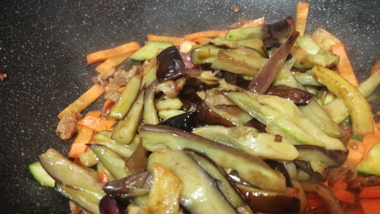 家常菜_什锦肉丝茄条,加炒好的茄子条翻炒