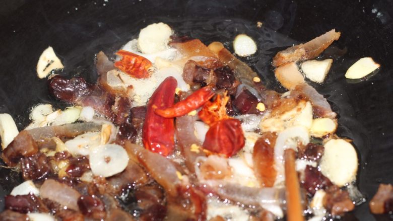 熏干炒腊肉,青蒜来帮忙,喜欢吃辣的朋友,这个时候可以再放几个干辣椒