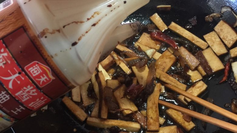 熏干炒腊肉,青蒜来帮忙,老抽可以选择性添加,我就加了几滴,取它的酱香味。