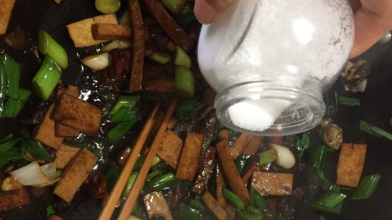 熏干炒腊肉,青蒜来帮忙,出锅前加适量的盐提味搞定!