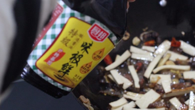熏干炒腊肉,青蒜来帮忙,中火翻炒熏干,放生抽1小勺提味儿,