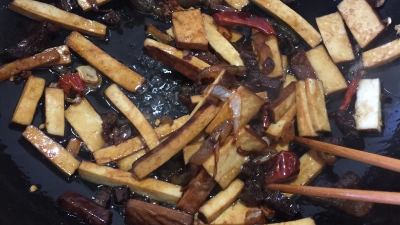 熏干炒腊肉,青蒜来帮忙, 用生抽把熏干和腊肉翻炒到这个颜色就可以了