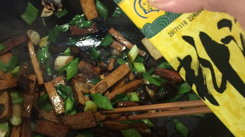 熏干炒腊肉,青蒜来帮忙,一小勺料酒去腥。中火快速转锅,让料酒滚一圈。