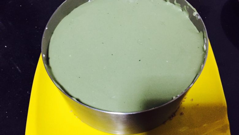 抹茶蜜豆奶酪蛋糕(6寸),淡奶油打发到6分与奶酪糊混合倒入冻好的红豆糊中冷藏即可