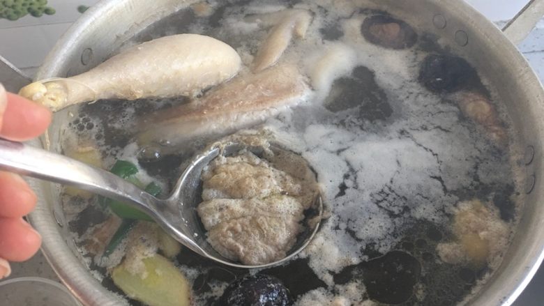 老母鸡汤煲,大火煮沸后去除浮沫,
再小火熬制3个小时,放入适量盐