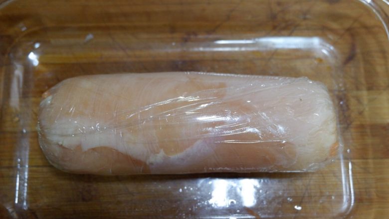 完美便当方程式「2」,卷起来,包紧,拧紧保鲜膜两头,放入蒸箱或者蒸锅蒸15-20分钟