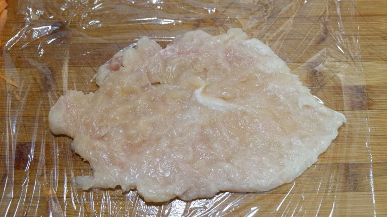 完美便当方程式「2」,鸡胸脯洗净,撕去筋膜,用肉锤将组织敲散,两面均匀的抹上盐腌制15分钟。