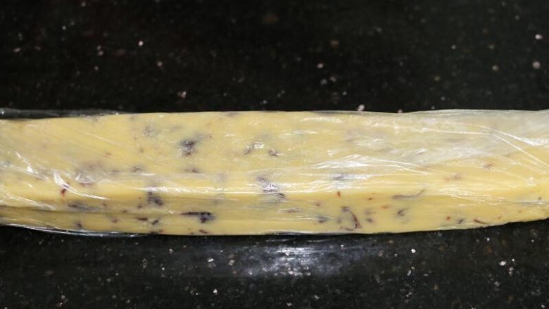酥香蔓越莓饼干,整形,长方体、圆柱体,随各自爱好,然后放冰箱冷冻1小时