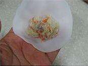 虾饺皇,在面皮的中下部放入适量馅料,不要太多,以免撑破皮;