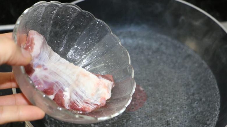 菜干咸瘦肉粥,展肉腌制好后烧一锅开水,把展肉放入煮至无血水