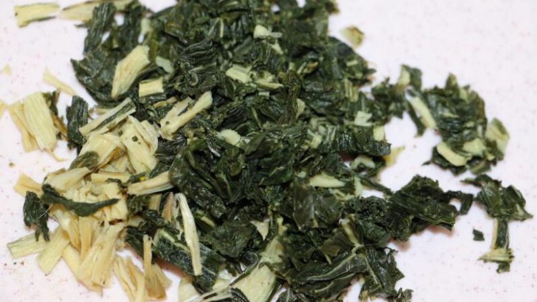 菜干咸瘦肉粥,菜干泡好后沥干水,切小段,