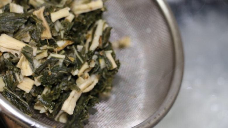 菜干咸瘦肉粥,粥烧开后放入菜干,烧开后转最小火