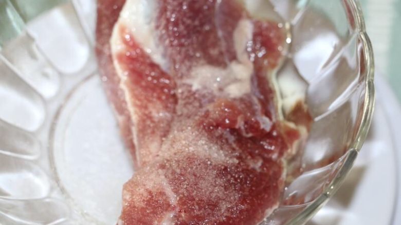 菜干咸瘦肉粥,放入盐和油抹均匀,腌制1小时