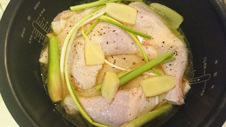 电饭煲+海南鸡饭,放入香茅、姜片、蔥
