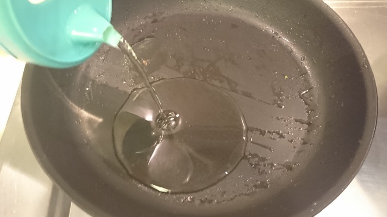 电饭煲+海南鸡饭,熱油,一人份約10ml,大火燒熱