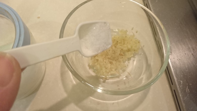 电饭煲+海南鸡饭,加鹽,照自己喜好調整鹹淡