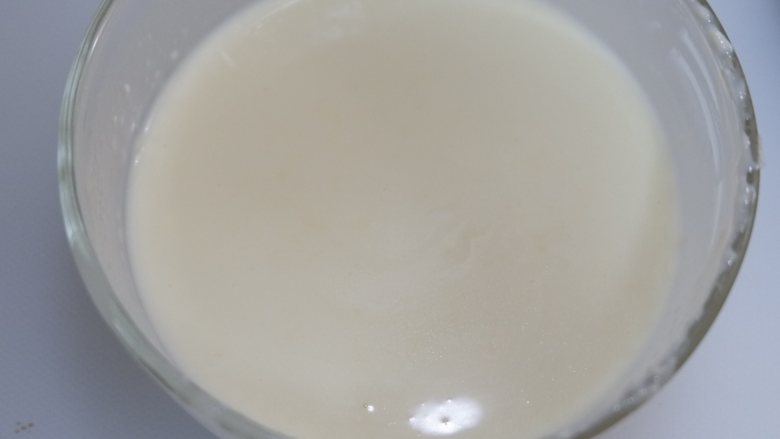 双层抹茶冻芝士,25g<a style='color:red;display:inline-block;' href='/shicai/ 219'><a style='color:red;display:inline-block;' href='/shicai/ 219'>牛奶</a></a>加热,放入一片泡软的吉利丁片搅拌均匀