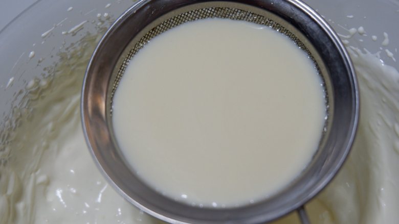 双层抹茶冻芝士,将混合好的奶酪糊过筛到淡奶油中,继续用电动打蛋器低速搅打均匀即可
