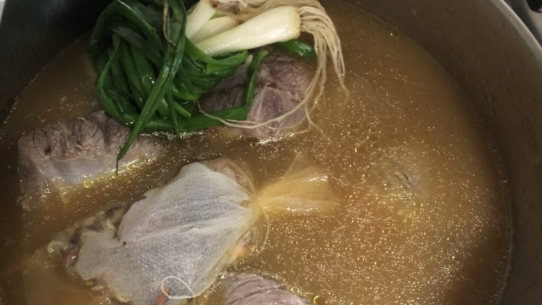 卤牛腱子肉,提前一天把牛大骨汤熬好,依次把牛肉,卤包,老米酒,生抽,老抽,放进去。再加一小把葱连根一起放进去,大火烧开后转小火煮1.5小时左右