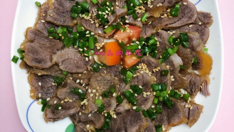 卤牛腱子肉,按牛肉的纹路切好摆盘,撒点葱花和芝麻点缀一下,最后浇点卤汁即可,好吃的卤牛肉就出来啦