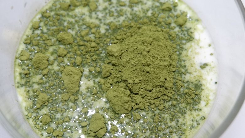 双层抹茶冻芝士,这个时候来制作抹茶慕斯糊 牛奶加热,加入抹茶粉搅拌均匀
