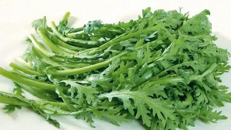 鲑鱼干凤尾菇炒春菊梗,山茼蒿一把,嫩叶作为他用,将剩下的粗梗保存备用。